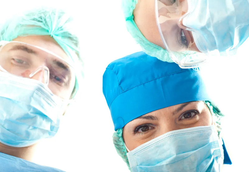 Surgeons-about-to-perform-sialoendoscopy